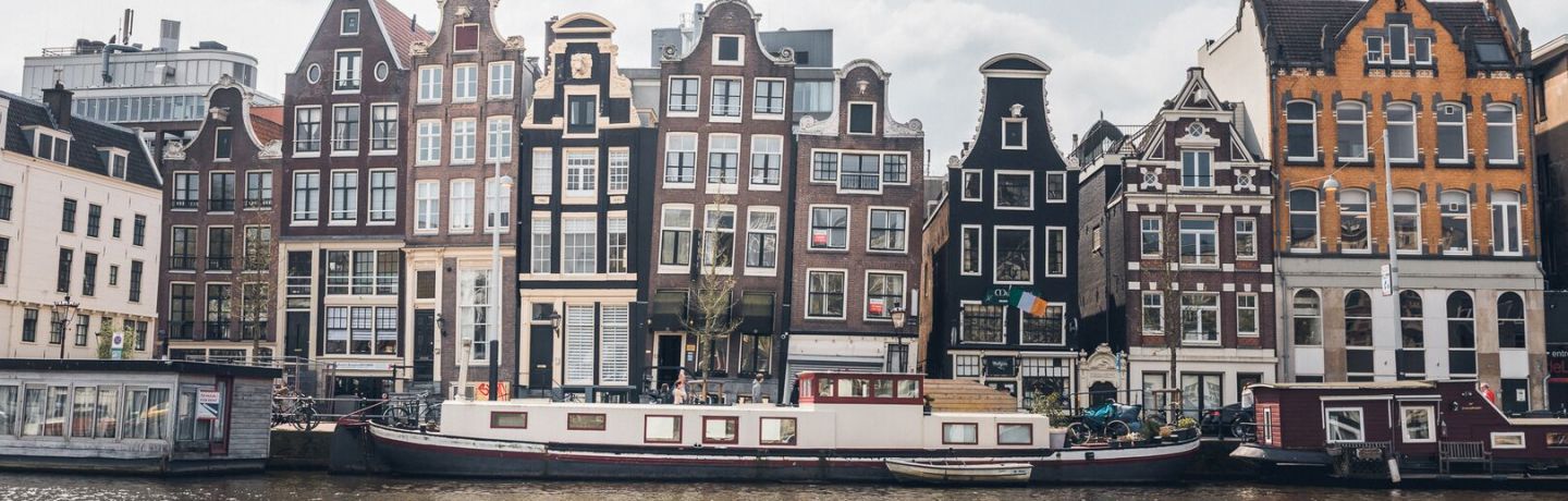 阿姆斯特丹城市荷蘭式房子與運河