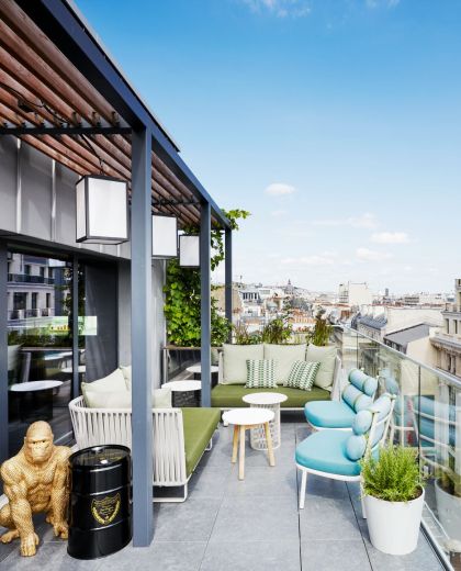 巴黎香榭丽舍酒店cloudM露台的时尚低矮座椅和晴朗的巴黎景观