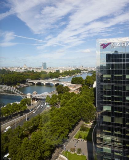 巴黎里昂火车站cloudM屋顶酒吧晴天景观，俯瞰绿树成荫的巴黎街道和塞纳河