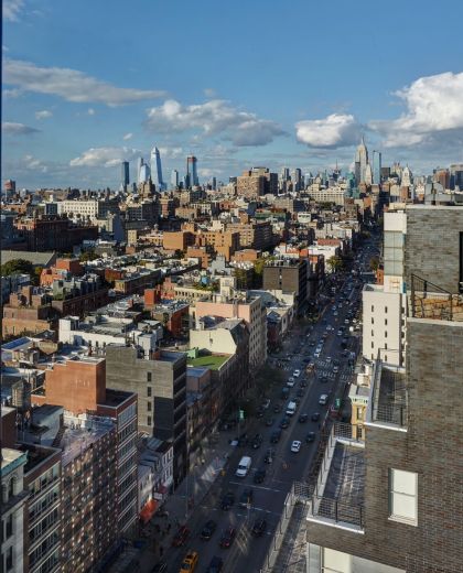 Uitzicht op de skyline van de stad en de straten vanaf cloudM New York Bowery rooftop bar op een zonnige dag